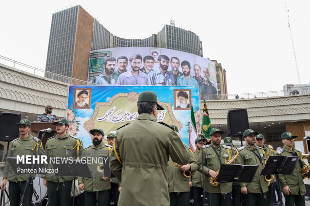 گروه رزم نوازان سپاه محمد(ص) در حال نواختن سرود جمهوری اسلامی ایران هستند