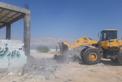 عزم جدی برای رفع تصرف حریم دریا/ بناهای ساحلی بوشهر زیر بیل لودرها