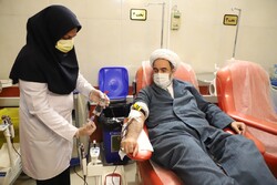 اهدای خون توسط نماینده ولی‌فقیه در سیستان‌وبلوچستان