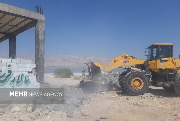 عزم جدی برای رفع تصرف حریم دریا/بناهای ساحلی بوشهر زیر بیل لودرها