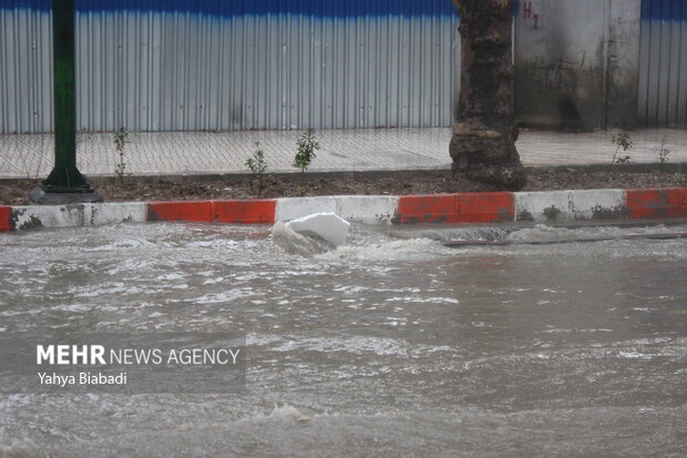 بارش شدید باران و جاری شدن سیلاب در خیابان های جوانرود