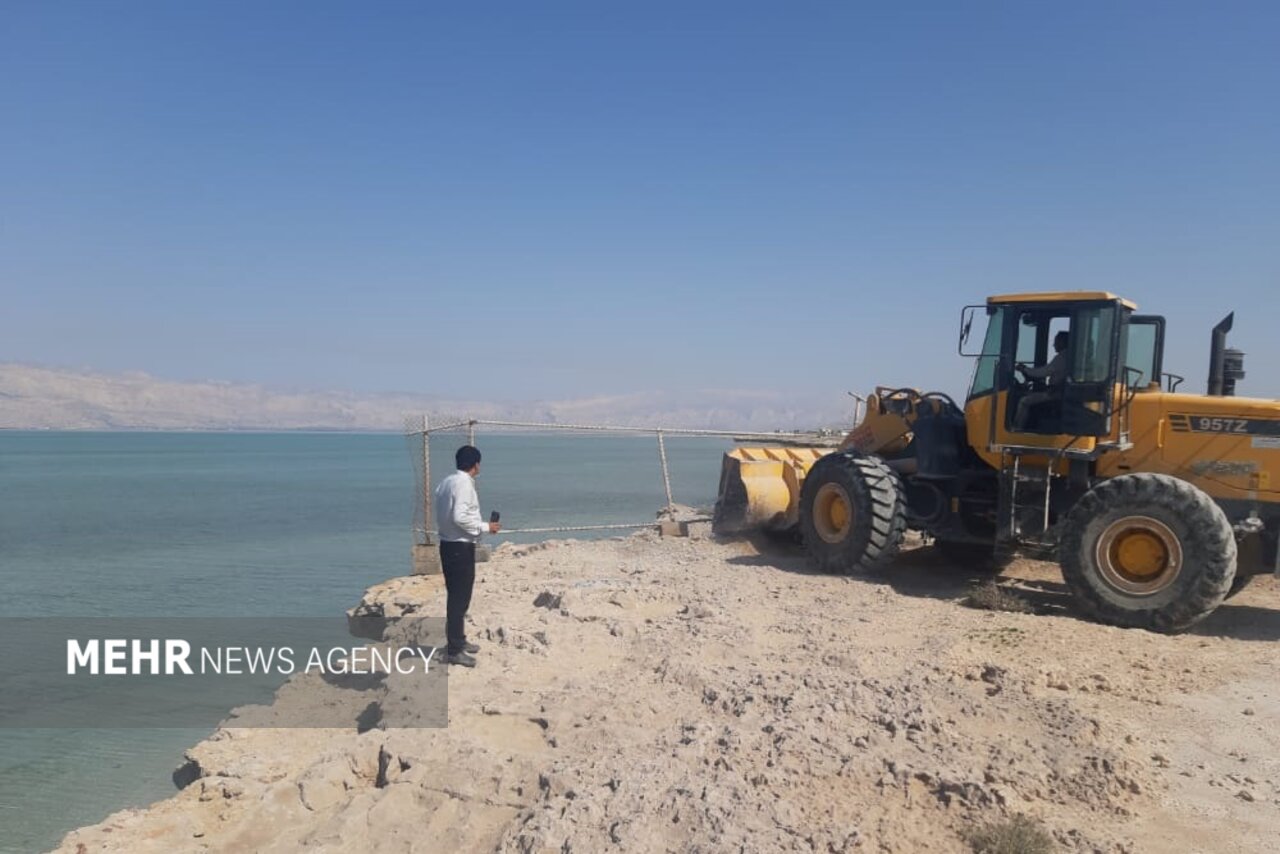 عزم جدی برای رفع تصرف دریا/ بناهای ساحلی بوشهر زیر بیل لودرها