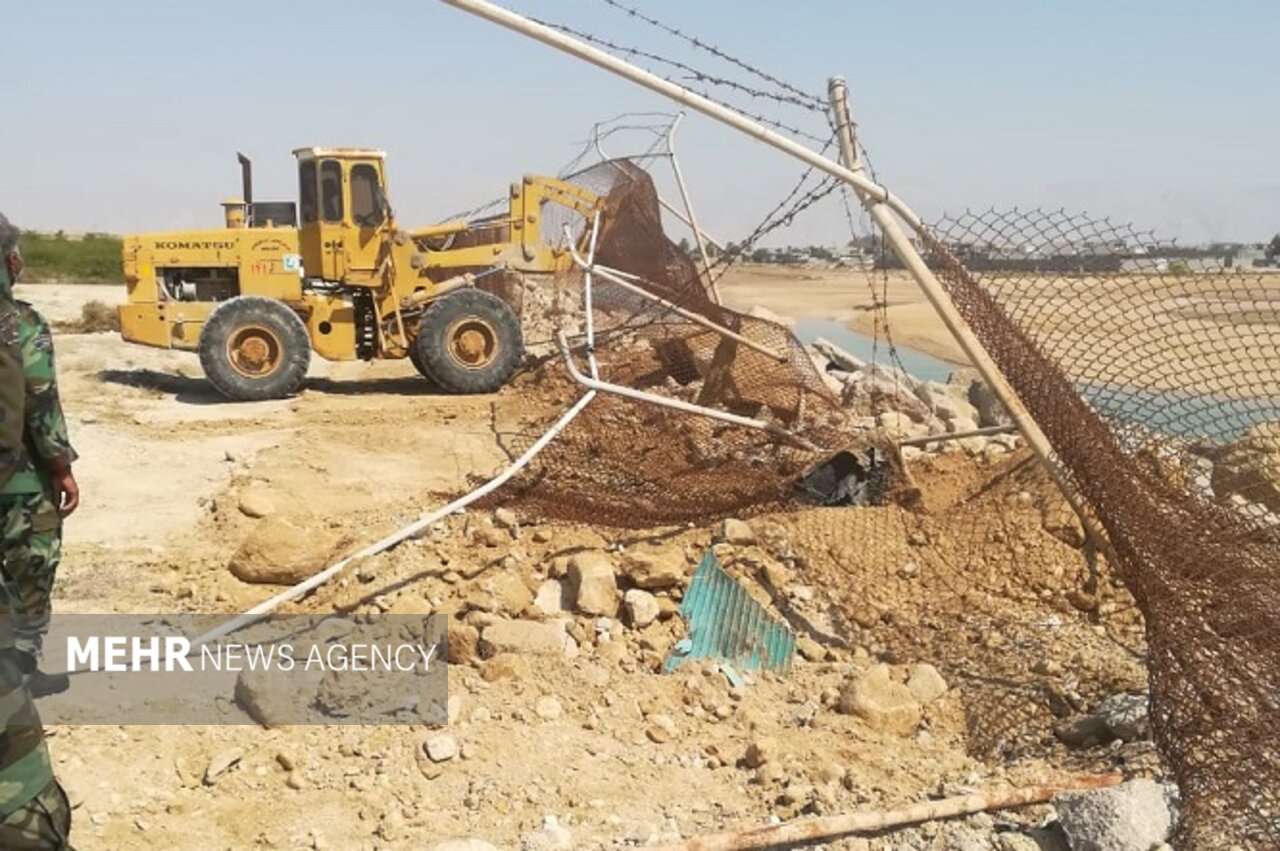 عزم جدی برای رفع تصرف دریا/ بناهای ساحلی بوشهر زیر بیل لودرها