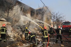 آتش نشانان درحال اطفای حریق محل سقوط هواپیمای جنگی در تبریز هستند