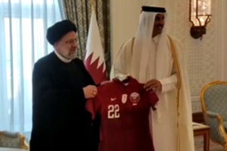 پیراهن تیم ملی فوتبال قطر به «رئیسی» اهدا شد