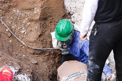 محبوس شدن ۲ کارگر زیر آوار چاه در خرم‌آباد/ عملیات نجات در حال انجام است