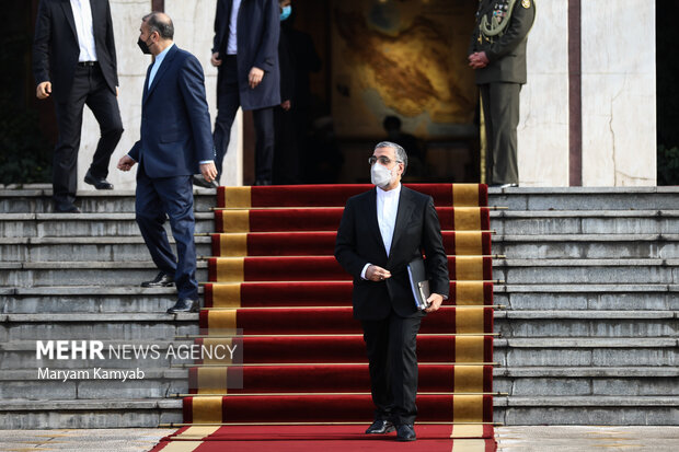 غلامحسین اسماعیلی رئیس دفتر رئیس جمهور در مراسم بدرقه رئیس جمهور به کشور قطر حضور دارد