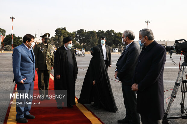 انسیه خزعلی معاون امور زنان رئیس جمهور در حال گفتگو با حجت الاسلام سید ابراهیم رئیسی رئیس جمهور در مراسم بدرقه رئیس جمهور به کشور قطر است