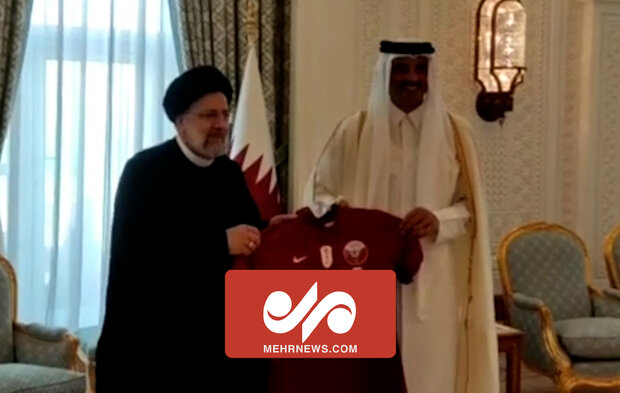 تقدیم پیراهن تیم ملی قطر به آیت‌الله رئیسی توسط امیر قطر 