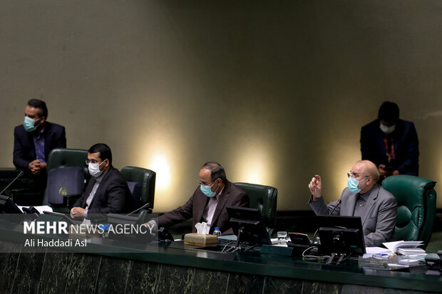 محمد باقر قالیباف رئیس مجلس شورای اسلامی در روز بررسی جزئیات لایحه بودجه ۱۴۰۱ در صحن علنی مجلس شورای اسلامی حضور دارد