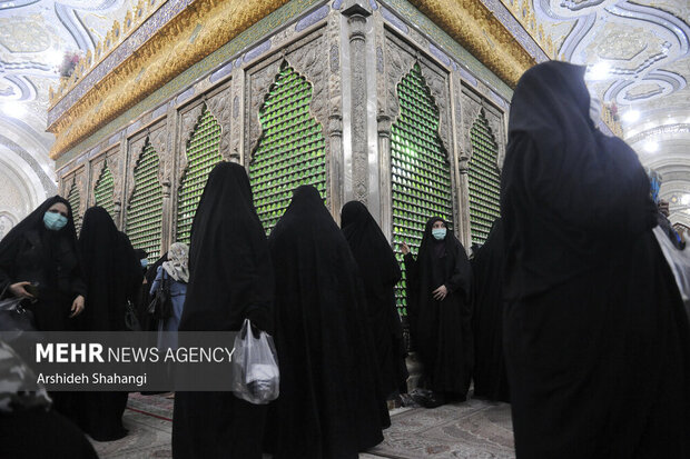 مراسم چهل‌وسومین سالگرد ورود امام خمینی (ره) بنیانگذار جمهوری اسلامی ایران به کشور صبح امروز در حرم مطهر امام خمینی (ره) با حضور اقشار مختلف مردم، شخصیت‌های لشکری و کشوری برگزار شد