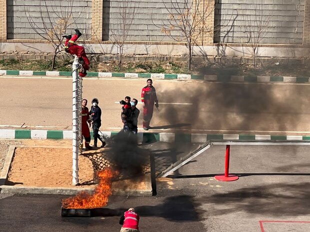 نوروز با مسابقه عملیاتی و ورزشی آتش نشانان شیراز