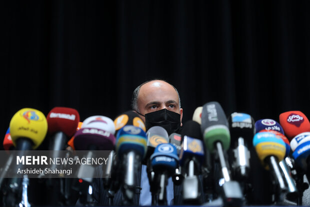 محمود شالویی دستیار وزیر فرهنگ و ارشاد اسلامی در حال پاسخ  به سوالات خبرنگاران است