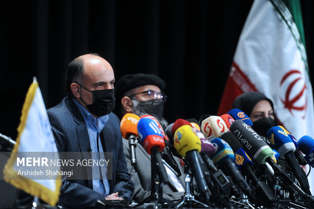 محمود شالویی دستیار وزیر فرهنگ و ارشاد اسلامی در حال پاسخ  به سوالات خبرنگاران است