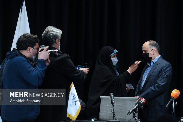 محمود شالویی دستیار وزیر فرهنگ و ارشاد اسلامی پس از پایان نشست خبری  در حال پاسخ  به سوالات خبرنگاران است