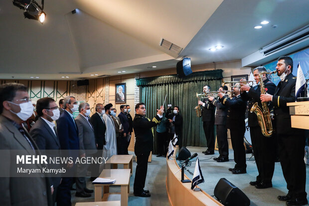 شرکت کنندگان در اولین کنفرانس دیپلماسی اقتصادی در حال ادای احترام به سرود جمهوری اسلامی ایران هستند