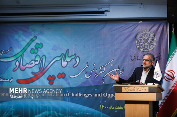محمد حسینی معاون پارلمانی رئیس جمهور در حال سخنرانی در اولین کنفرانس ملی دیپلماسی اقتصادی است