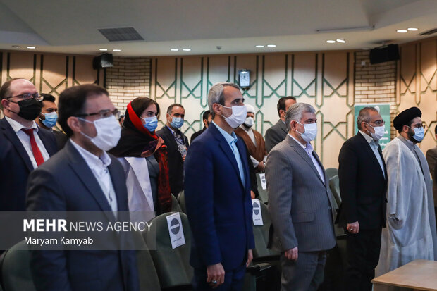 شرکت کنندگان در اولین کنفرانس دیپلماسی اقتصادی در حال ادای احترام به سرود جمهوری اسلامی ایران هستند
