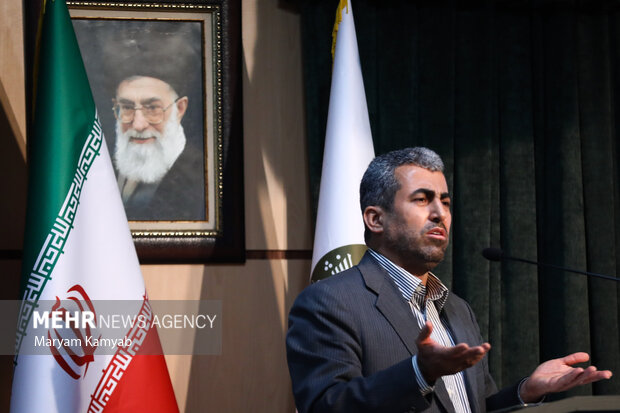 محمدرضا پورابراهیمی رئیس کمیسیون اقتصادی مجلس در حال سخنرانی در اولین کنفرانس ملی دیپلماسی اقتصادی است