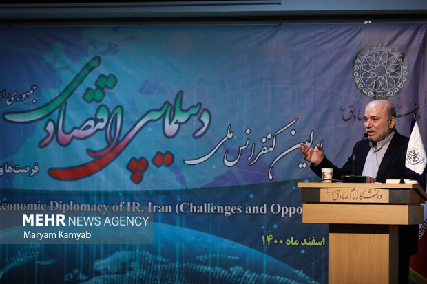 علی فکری معاون وزیر اقتصاد در حال سخنرانی در اولین کنفرانس ملی دیپلماسی اقتصادی است