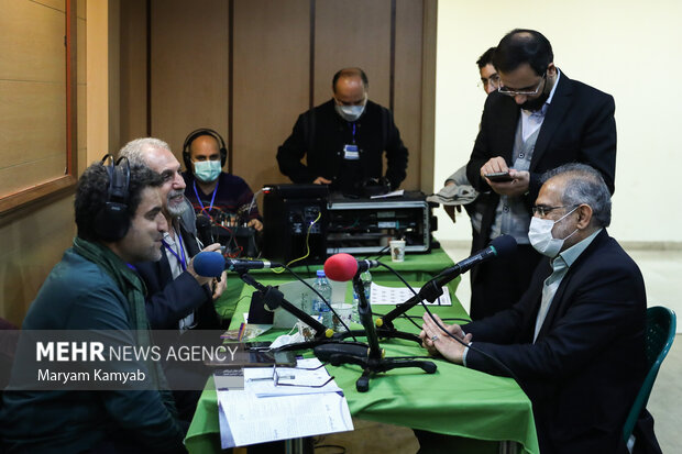 محمد حسینی معاون پارلمانی رئیس جمهور در حاشیه اولین کنفرانس ملی دیپلماسی اقتصادی در حال گفتگو با رادیو است