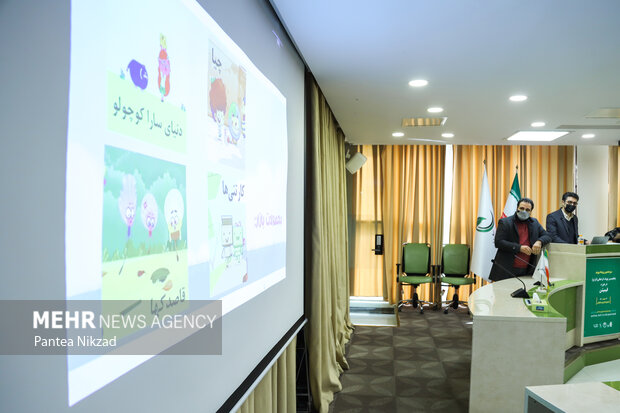 یکی از طراحان انیمشن ایرانی در حال ارائه توضیحات در خصوص محصولات خود در پنجمین رویداد فرنو در حوزه انیمیشن و وب سریز است 