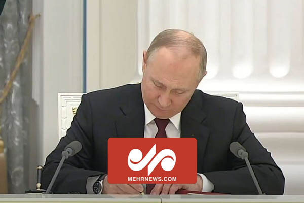 تصاویری از لحظه امضای سند استقلال دونتسک و لوهانسک توسط پوتین