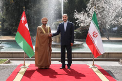 Emir Abdullahiyan, Tahran'da Ummanlı mevkidaşı ile görüştü