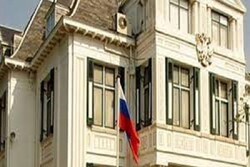 پایین کشیده شدن پرچم روسیه از ساختمان سفارت در کی یف