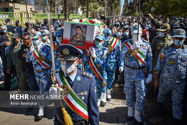 تشییع پیکر «صادق فلاحی» خلبان شهید سانحه هوایی تبریز در شیراز