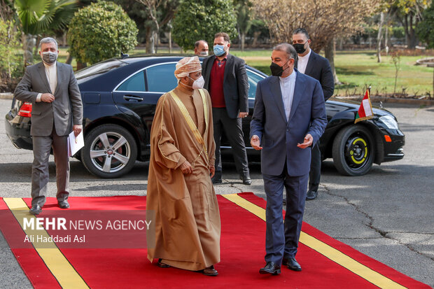 حسین امیر عبداللهیان وزیر امور خارجه کشورمان و بدر بن حمد البوسعیدی وزیر امور خارجه کشور عمان  با یکدیگر دیدار کردند