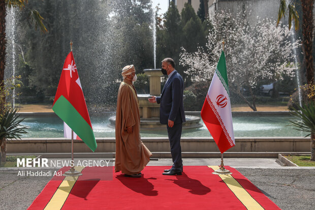 حسین امیر عبداللهیان وزیر امور خارجه کشورمان و بدر بن حمد البوسعیدی وزیر امور خارجه کشور عمان  با یکدیگر دیدار کردند