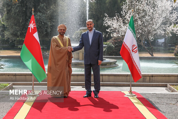 حسین امیر عبداللهیان وزیر امور خارجه کشورمان و بدر بن حمد البوسعیدی وزیر امور خارجه کشور عمان  عکس یادگاری می گیرند