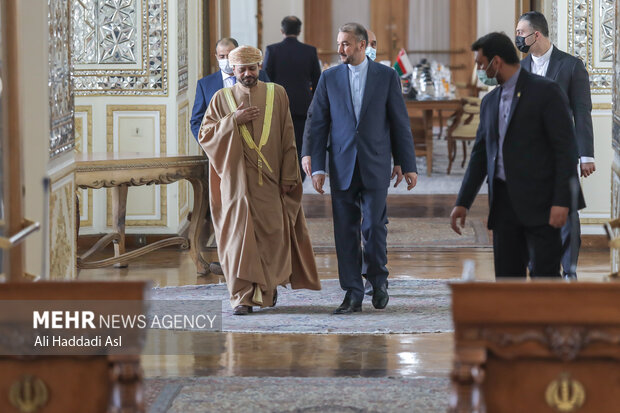 حسین امیر عبداللهیان وزیر امور خارجه کشورمان با  بدر بن حمد البوسعیدی وزیر امور خارجه کشور عمان در کنفرانس خبری بعد از دیدار حضور دارند