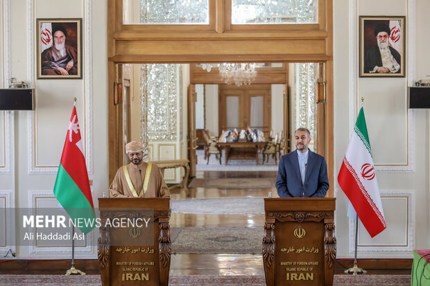 حسین امیر عبداللهیان وزیر امور خارجه کشورمان با  بدر بن حمد البوسعیدی وزیر امور خارجه کشور عمان در کنفرانس خبری بعد از دیدار حضور دارند