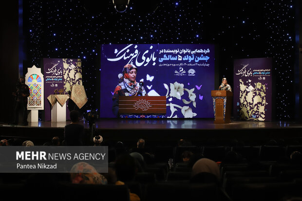 سید امیرناصر جاوید مشاور رئیس حوزه هنری در حال سخنرانی در جشن پنج سالگی بانوی فرهنگ است 