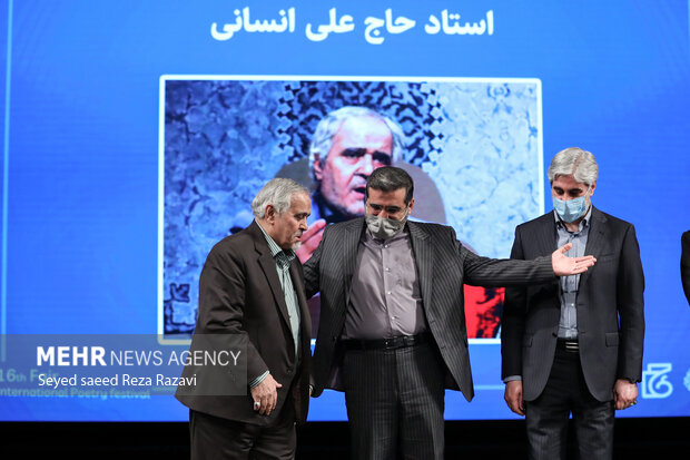 شانزدهمین جشنواره شعر فجر به ایستگاه پایانی رسید/ معرفی برگزیدگان