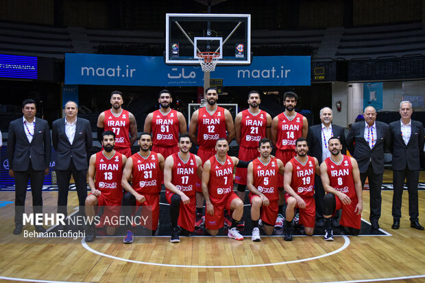 تیم ملی ایران در حال گرفتن عکس یادگاری پیش از دیدار تیم‌های ملی بسکتبال ایران و قزاقستان است
