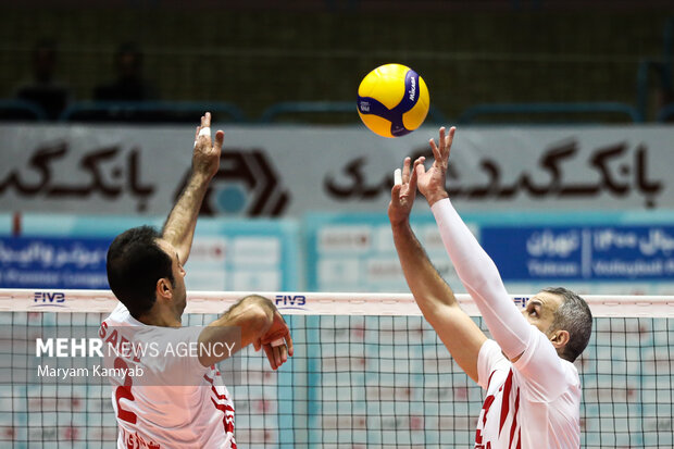  بازیکن تیم والیبال شهرداری ارومیه در حال زدن ضربه به توپ در جریان دیدار تیم های والیبال پیکان تهران و شهرداری ارومیه است