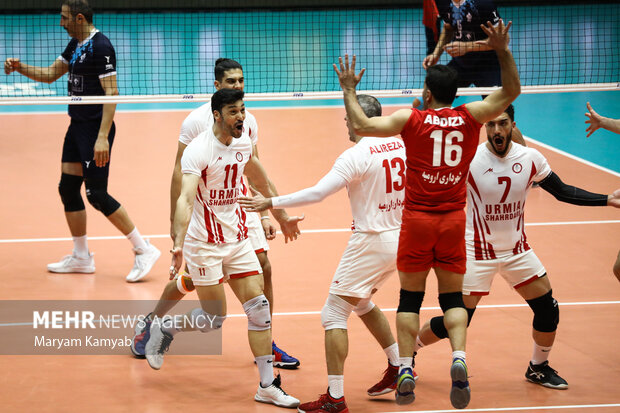بازیکنان تیم والیبال شهرداری ارومیه در حال شادی پس از کسب امتیاز در جریان دیدار تیم های والیبال پیکان تهران و شهرداری ارومیه هستند