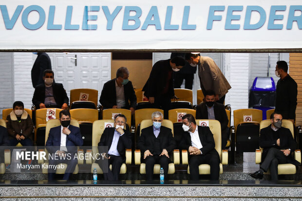 حمید سجادی وزیر ورزش و جوانان و محمدرضا داورزنی رئیس فدراسیون والیبال در حال تماشای دیدار تیم های والیبال پیکان تهران و شهرداری ارومیه در سالن فدراسیون والیبال هستند