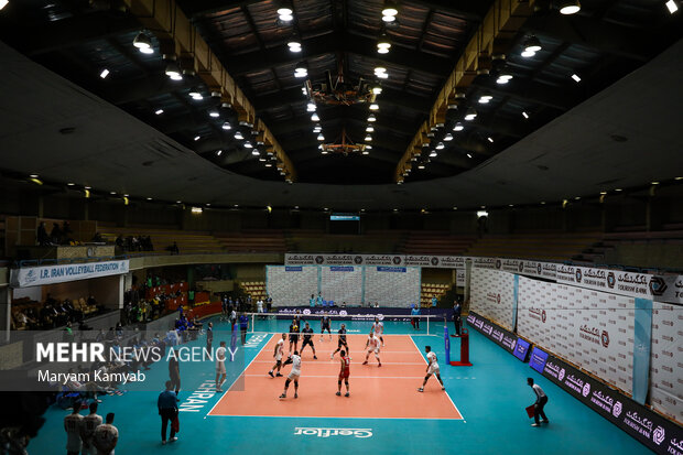 دیدار تیم های والیبال پیکان تهران و شهرداری ارومیه در سالن فدراسیون والیبال برگزار شد