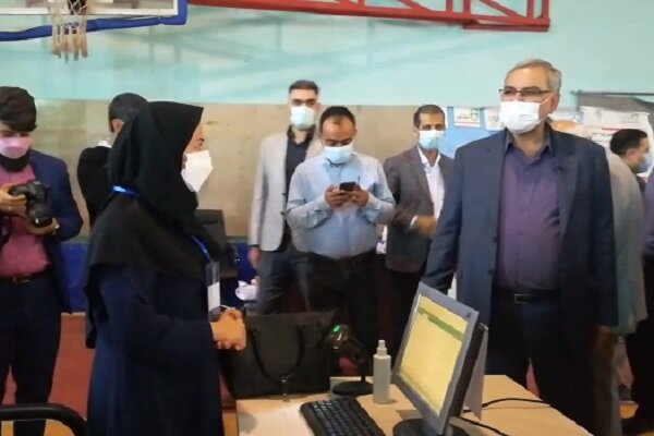 بازدید وزیر بهداشت از مرکز واکسیناسیون در بوشهر