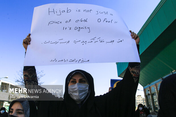 Hindistan'daki başörtüsü yasağı İran'da protesto edildi