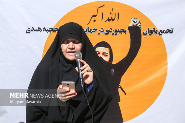 Hindistan'daki başörtüsü yasağı İran'da protesto edildi