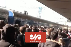Kiev'de halk, tren garına akın etti