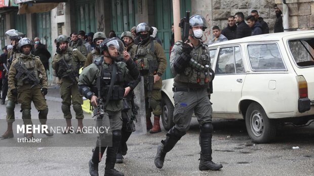 Zionists brutally arrest 7 Palestinians in WB raids