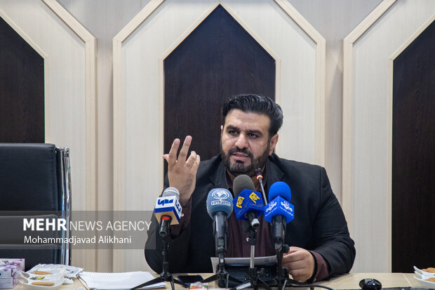 حمید مجیدی‌مهر مدیر مرکز امور قرآنی سازمان اوقاف و امور خیریه در نشست خبری سی و هشتمین دوره مسابقات بین‌المللی قرآن کریم در حال پاسخ گویی به سوالات خبرنگاران است