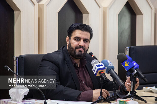 حمید مجیدی‌مهر مدیر مرکز امور قرآنی سازمان اوقاف و امور خیریه در نشست خبری سی و هشتمین دوره مسابقات بین‌المللی قرآن کریم در حال پاسخ گویی به سوالات خبرنگاران است