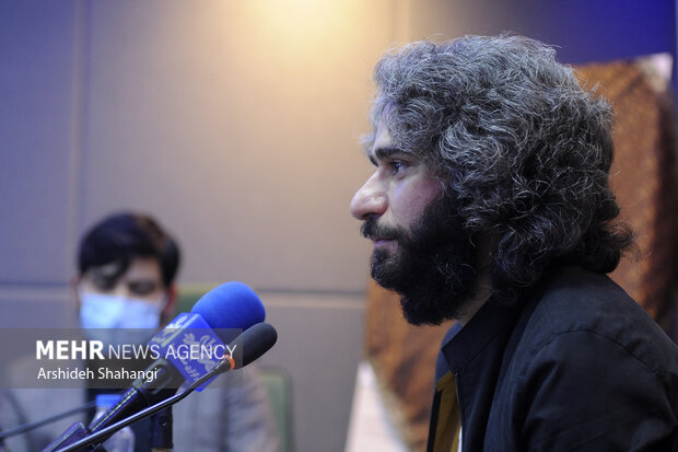 سجاد انتظاری دبیر رویداد سینما حماسه در حال سخنرانی در نشست خبری رویداد "سینما حماسه" است
